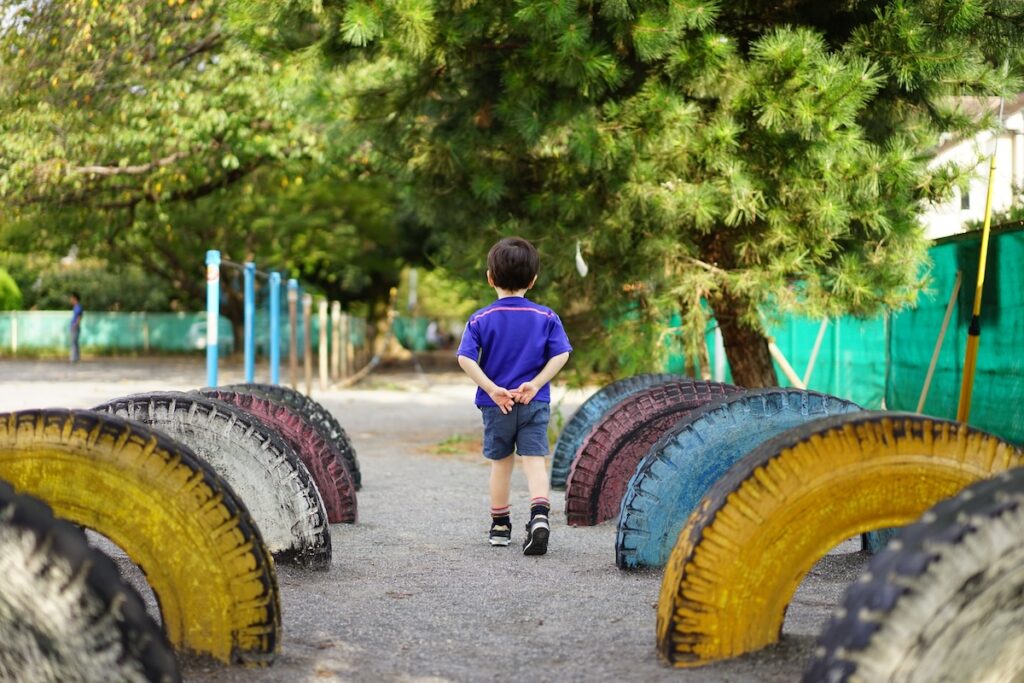 幼稚園の園庭で遊ぶ子どもの様子（イメージ）
