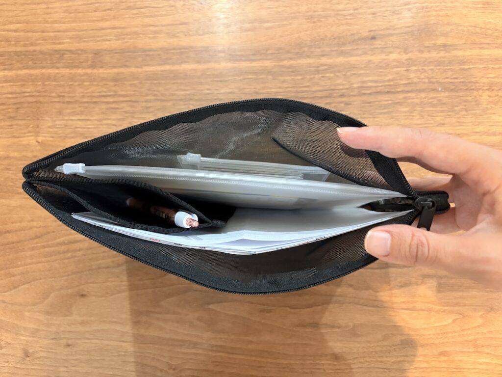 メッシュケースに収納した中身一式