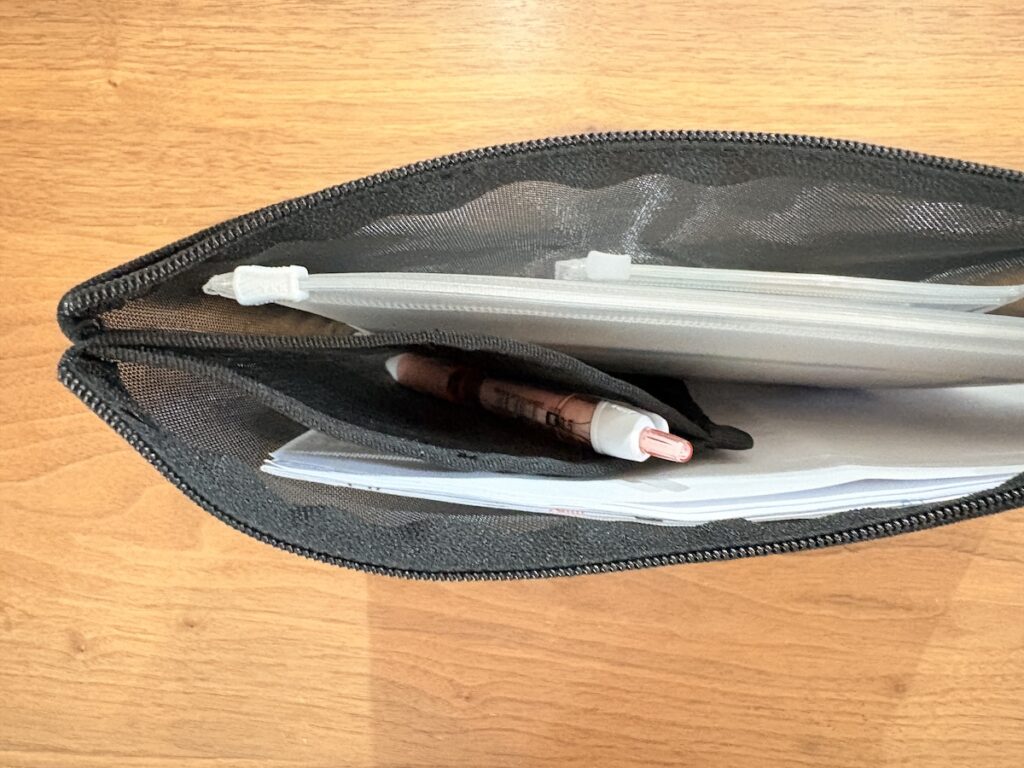 内ポケットに挿したボールペン