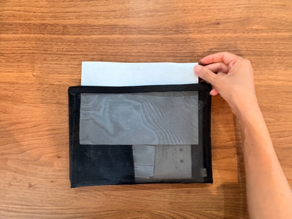 メッシュケースに処方箋を出し入れするところ