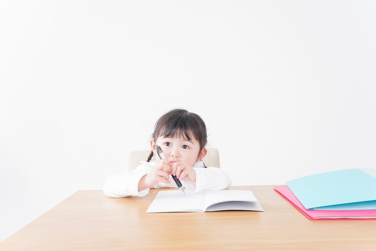 子どもが机で勉強しようとしている
